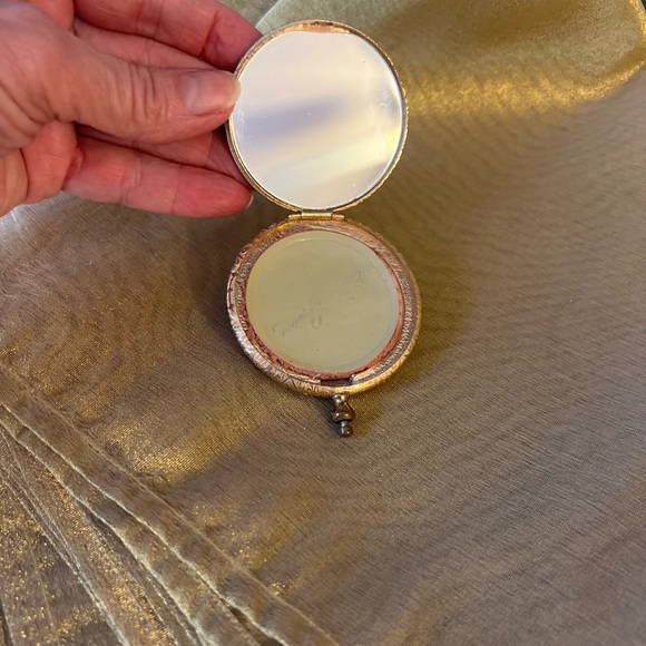VINTAGE ESTEE LAUDER POWDER COMPACT 1960s Gold Tone & Mother Of Pearl - Picture 7 of 13